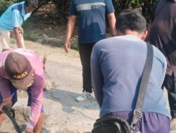Pemdes Lestari Perbaiki Jalan Berlubang dengan Pengecoran, Kades Suharno Turun Langsung