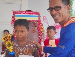 Camat Tomoni Darwin HD Serahkan Hadiah Lomba Sepeda Hias, Apresiasi Kreativitas Pesera