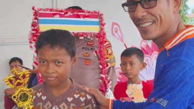 Camat Tomoni Darwin HD Serahkan Hadiah Lomba Sepeda Hias, Apresiasi Kreativitas Pesera