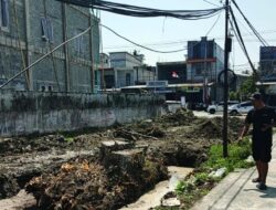 Pipa Distribusi Bocor Dekat Kantor Camat Tomoni, Perumdam Waemami Lakukan Perbaikan