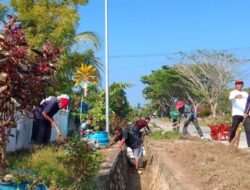Pemdes Bone Pute Bersama Mahasiswa KKN dan Warga Gelar Jumat Bersih Juara