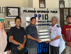 Rusdi Layong Tindak Lanjuti Aspirasi Warga, Serahkan 4 Lampu Sorot untuk Lapangan Olahraga Balantang