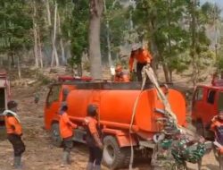 Babinsa Koramil 1419/Enrekang Bersama BPBD, Damkar dan Warga Berjibaku Padamkan Karhutla di Hutan Lindung Buttu Sawah