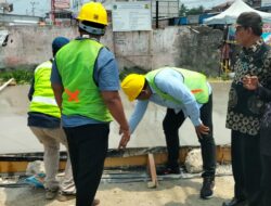 Dwi Heryanto. SH, Anggota DPRD Luwu Timur, Turun Langsung Pantau Pengerjaan Jalan Beton di Sekitar Kantor Camat Tomoni