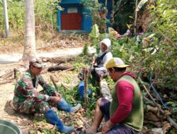 Manfaatkan Waktu Istirahat, Babinsa Koramil 1419-03/Baraka Laksanakan Komsos di Desa Eran Batu