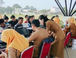 Jemput Bola ke Burau, Dukcapil Lutim Tuntaskan 131 Dokumen Lewat Inovasi “Dukcapil Aktif”