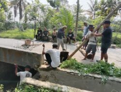 Jumat Bersih Juara, Pemdes Bone Pute Bersama BPD Lakukan Penanganan Sementara Jembatan Nyaris Roboh
