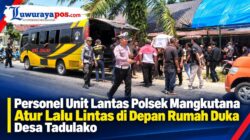 ‎Personel Unit Lantas Polsek Mangkutana Atur Lalu Lintas di Depan Rumah Duka Desa Tadulako