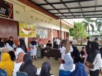 Tim Fasilitasi Pengawasan Logistik Bawaslu Kabupaten Luwu Timur Lakukan Pengawasan Melekat Proses Sortir dan Lipat Surat Suara