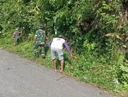 Personel Koramil 1403-14/Mangkutana Kodim 1403/Palopo bersama Aparat Desa dan masyarakat melaksanakan karya bakti