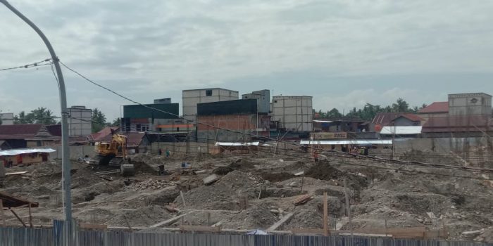 PROYEK PEMBANGUNAN  PASAR TOMONI BAKAL KENA DENDA KETERLAMBATAN RP.18 JUTA/HARI ?