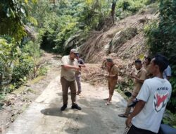 ANGGOTA DPRD LUTIM TINJAU LONGSOR YANG MENUTUPI BADAN JALAN DI DESA UJUNG BARU TOMONI