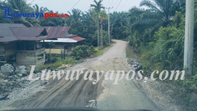 PROYEK PLTA TOMONI, WARGA KELUHKAN JALAN RUAS DESA RANTEMARIO-UJUNG BARU, RUSAK BERAT