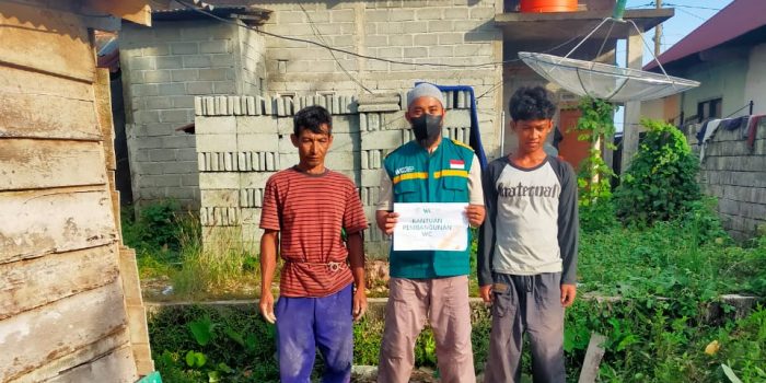 Lembaga Zakat Menyalurkan Bantuan Berupa Jamban dan Sembako Untuk Warga Miskin Ekstrim di Desa Munte kecamatan Tanalili Kabupaten Luwu Utara.