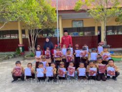 (Kepala Sekolah Serahkan Baju Gratis, Dukung Pendidikan Berkualitas di Sekolah)