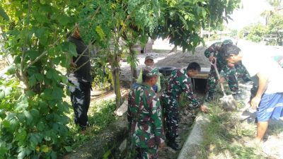 Personel Koramil 1403-14/Mangkutana, Kodim 1403/Palopo Melaksanakan Karya Bakti Desa Wonorejo.