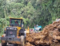 Longsor Di Kasintuwu Berhasil Dibersihkan Menggunakan Alat Berat