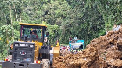 Longsor Di Kasintuwu Berhasil Dibersihkan Menggunakan Alat Berat