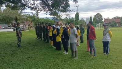Ciptakan Lingkungan Bersih dan Sehat Personel Koramil 1403-14/Mangkutana Kodim 1403/Palopo Bersama Aparat Desa Serta Mahasiswa KKN UNCP Melaksanakan Karya Bakti