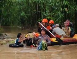 Polres Maros Gerak Cepat Evakuasi Korban Banjir Di Kabupaten Maros