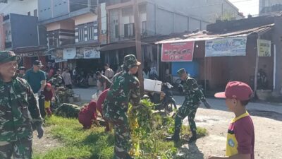Babinsa Koramil 1403-14/Mangkutana Kodim 1403/Palopo bersama Aparat Kelurahan dan masyarakat Gelar Karya Bakti.