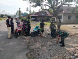 Babinsa Koramil 1403-14/Mangkutana Kodim 1403/Palopo bersama aparat Desa Maleku Laksanakan Kerja Bakti Menjelang Ramadhan