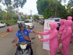 Polres Luwu Timur Dan Bhayangkari Bagikan Takjil Kepada Masyarakat