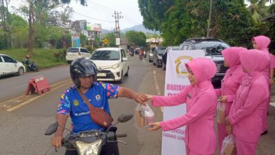 Polres Luwu Timur Dan Bhayangkari Bagikan Takjil Kepada Masyarakat