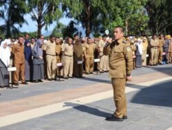 Bupati Berdiri di Bawah Terik Matahari Saat Pimpin Upacara