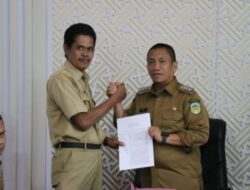 PENYERAHAN 25 SK.PENJABAT KEPALA DESA OLEH BUPATI LUWU TIMUR, IRWAN BACHRI SYAM