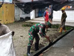 Personel Koramil 1403-14/Mangkutana Kodim 1403/Palopo bersihkan Pasar Tradisional Wonorejo
