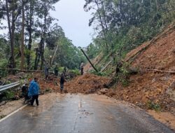 LONGSOR TUTUP JALAN TRANS SULAWESI DI DESA KASINTUWU, LALU LINTAS TERGANGGU