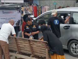 Luwurayapos.com Berbagi Takjil untuk Pengguna Jalan di Luwu Timur