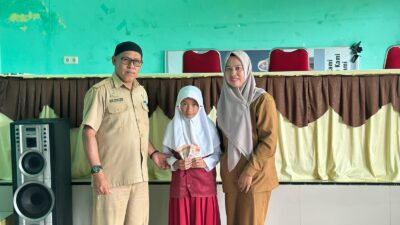 Puluhan Siswa Berprestasi di Desa Balantang Terima Beasiswa, Orang Tua Bersyukur