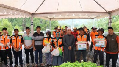 Bupati Luwu Timur  Bagikan Paket Lebaran Untuk Petugas Kebersihan