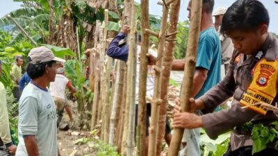 GOTONG ROYONG PEMBUATAN TANGGUL DI DESA ALAM BUANA, TOMONI TIMUR