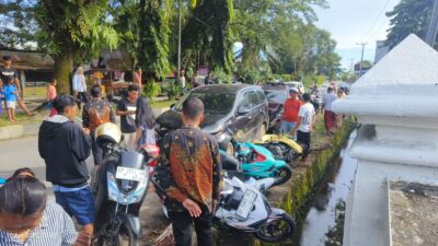 Lakalantas di Wotu, Mobil Xenia Tabrak Mobil Dinas dan Beberapa Motor Terparkir