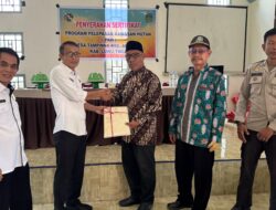 Penyerahan 130 Sertifikat Redistribusi Tanah oleh BPN di Desa Tampinna, Dorong Perekonomian Warga