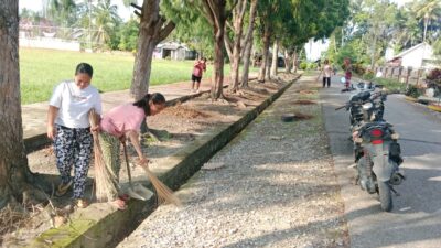 Warga Desa Manggala Gelar Gotong Royong Bersihkan Lingkungan