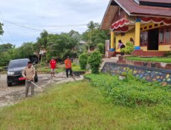 Giat Rabu Bersih : Aparat Desa Benteng Melaksanakan Gotong Royong Di Lingkungan Kantor Desa.