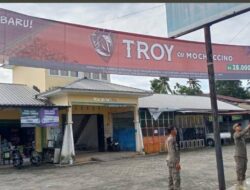 Operasi Spanduk Liar di Depan Pasar Wonorejo, Satpol PP Sasar Reklame Ilegal