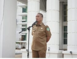 Bupati Irwan Tegaskan Pentingnya Kedisplinan Atribut Pakaian