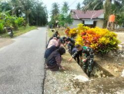 Karya Bakti Koramil 1403-14/Mangkutana Bersama Aparat Desa dan Mahasiswa KKN