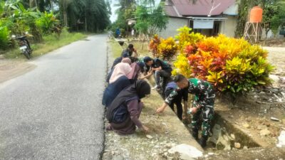Karya Bakti Koramil 1403-14/Mangkutana Bersama Aparat Desa dan Mahasiswa KKN