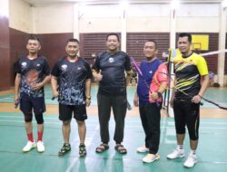 Bupati Irwan Tunjukkan Aksi di Lapangan Bulu Tangkis Lawan Kapolres Lutim