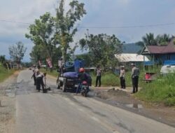 Cegah Kecelakaan, Satlantas Polres Luwu Timur Perbaiki Jalan Rusak di Desa Ussu