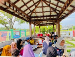 Sinergi Mahasiswa KKN UM Palopo dan Kepala Perpustakaan Hidupkan “Pojok Baca Desa” di Lakawali, Dongkrak Minat Literasi Siswa SD.