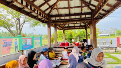 Sinergi Mahasiswa KKN UM Palopo dan Kepala Perpustakaan Hidupkan “Pojok Baca Desa” di Lakawali, Dongkrak Minat Literasi Siswa SD.