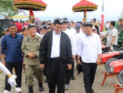 Bupati Irwan Dampingi Mentan RI Saksikan Panen Raya Padi di Desa Margomulyo