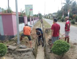 Gotong Royong Jumat Bersih di Desa Pepuro Barat Dipimpin Langsung oleh PJ Kades